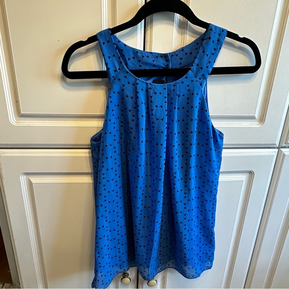 by & by Woman’s Blue with Black Triangle Print Sleeveless Blouse, Size: M